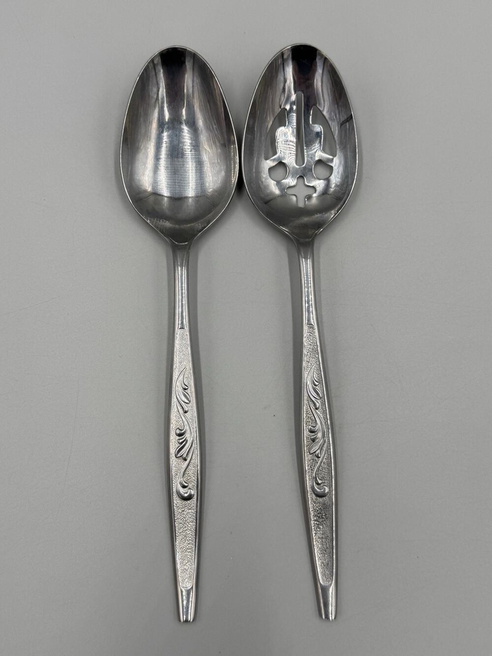 Vtg Carlton Woodcrest Japan Stainless Serving Spoon Set Of 2 Carved Leaf Design